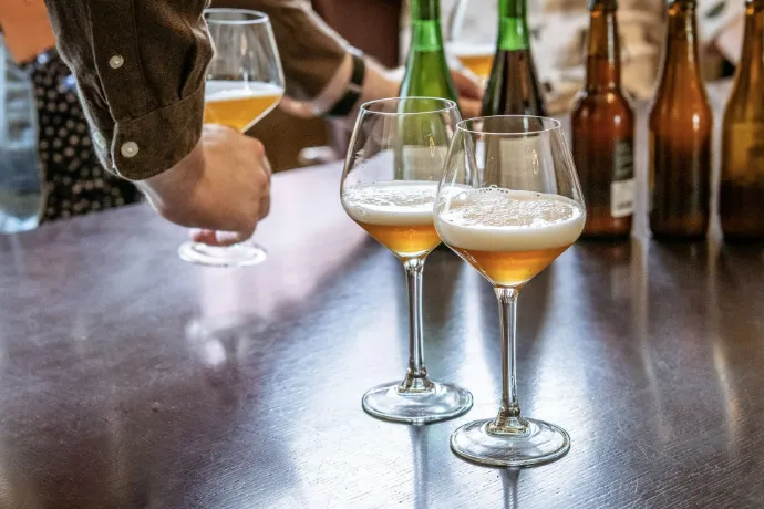 Karel Guides schenkt Belgisch bier