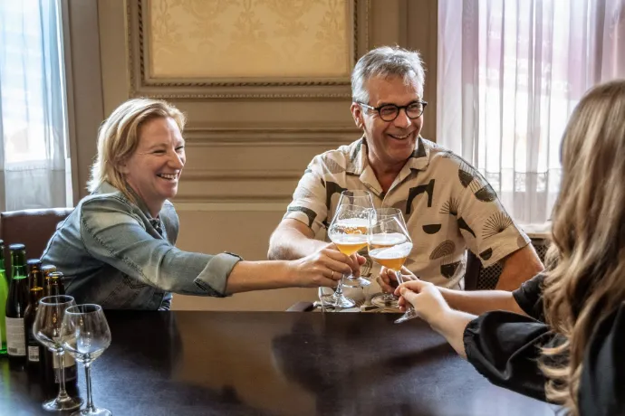 Gasten proosten met Belgisch bier