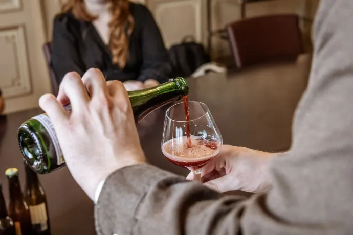 Karel schenkt een Kriek bier