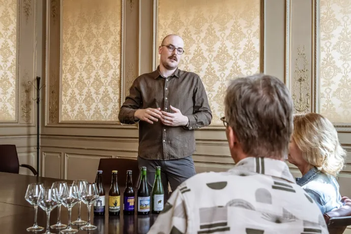 Karel legt Belgisch bier uit aan gasten