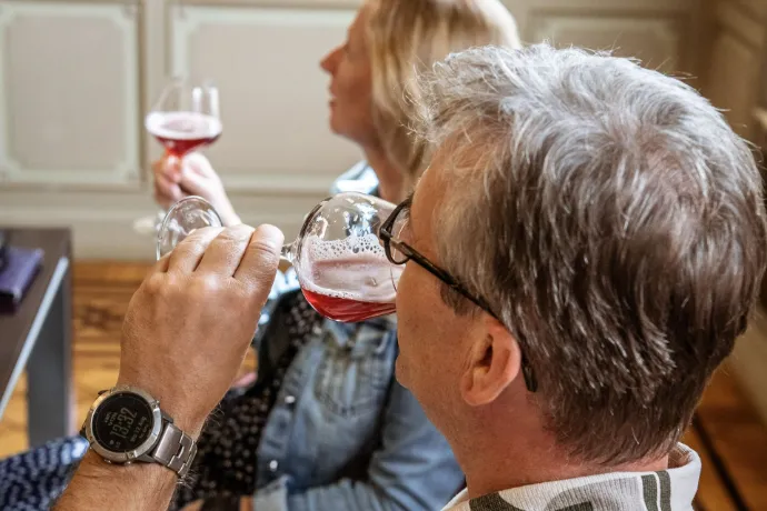 Gasten genieten van Kriek bier met Karel Guides